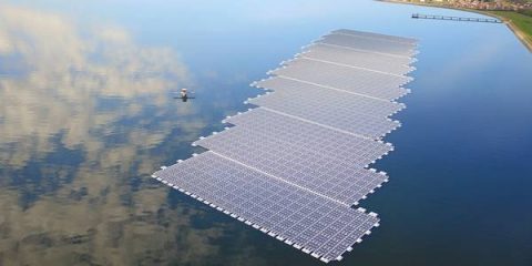 Impianto solare galleggiante costruito in sei settimane, nei Paesi Bassi