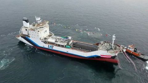 Dal Giappone arriva la prima nave per il trasporto di idrogeno liquefatto