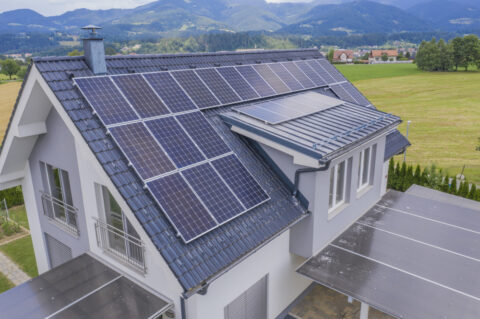 Con fotovoltaico su 30% tetti soddisfatto fabbisogno elettrico residenziale italiano